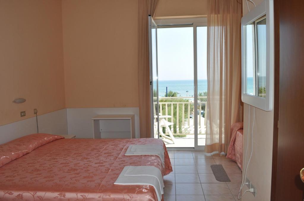 Hotel Perla Senigallia Oda fotoğraf